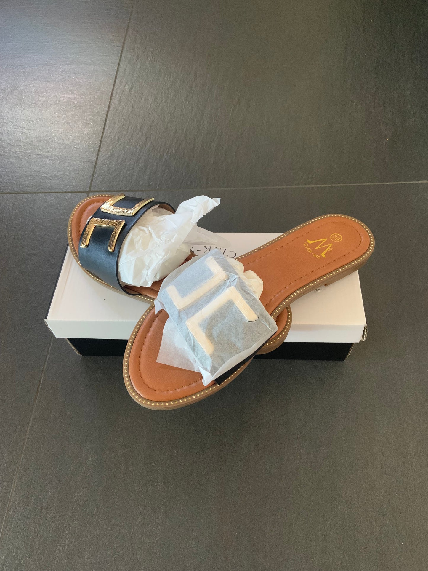 Zwarte slipper met goudkleurig detail