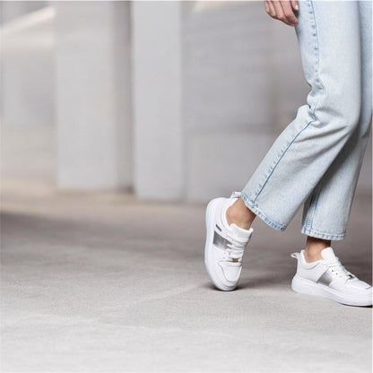 Witte sneakers met metallic zilver details