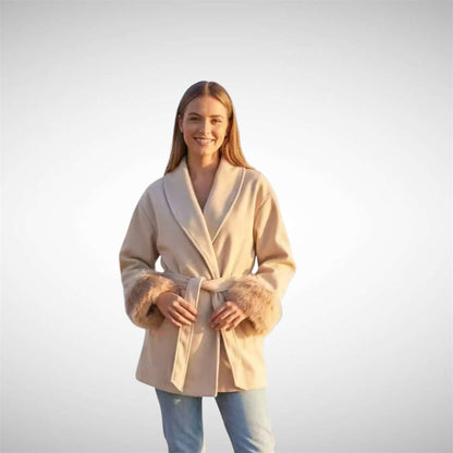 Mantel Beige met Faux Fur aan de Mouwen( levering 13 okt)