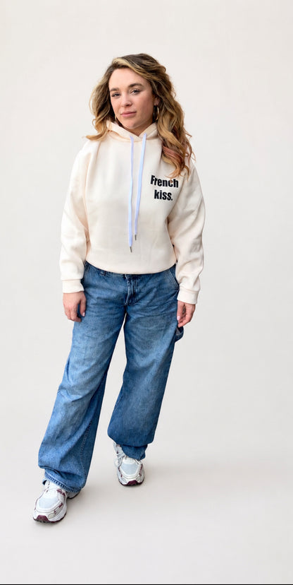 Deze crèmekleurige hoodie"French kiss"