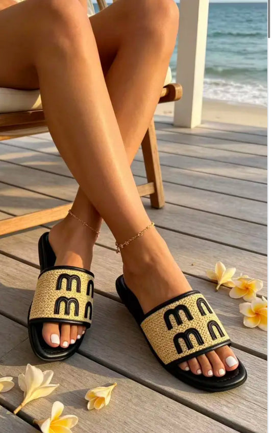 Zwarte slippers met logodetail.