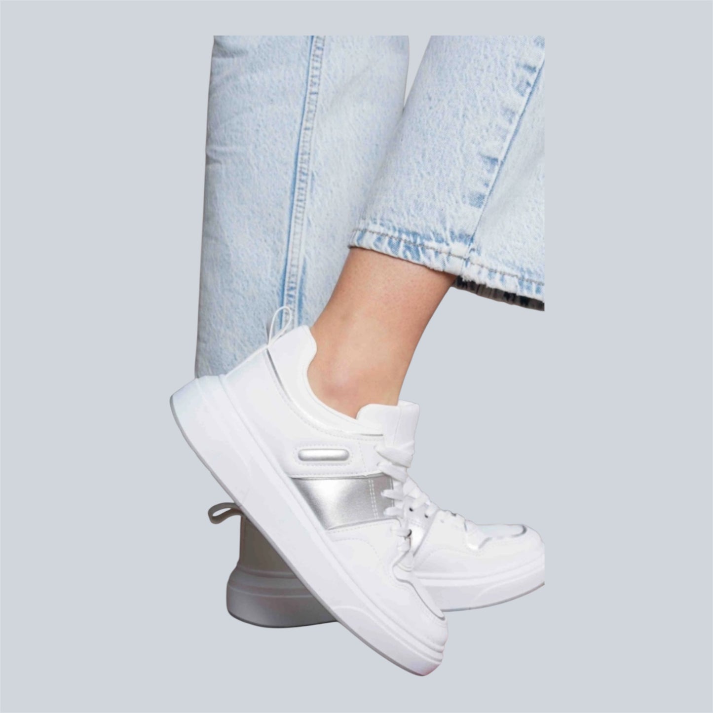 Witte sneakers met metallic zilver details