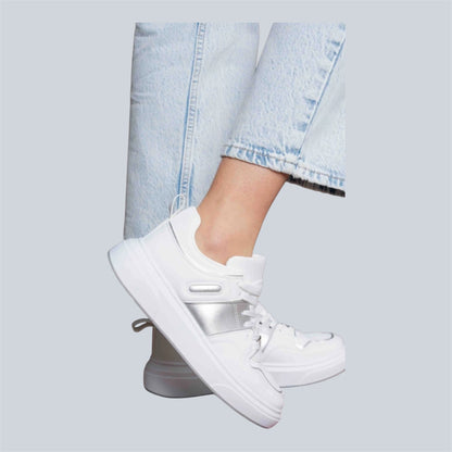 Witte sneakers met metallic zilver details