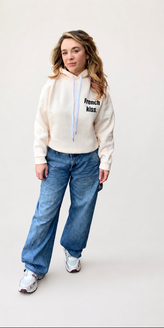 Deze crèmekleurige hoodie"French kiss"