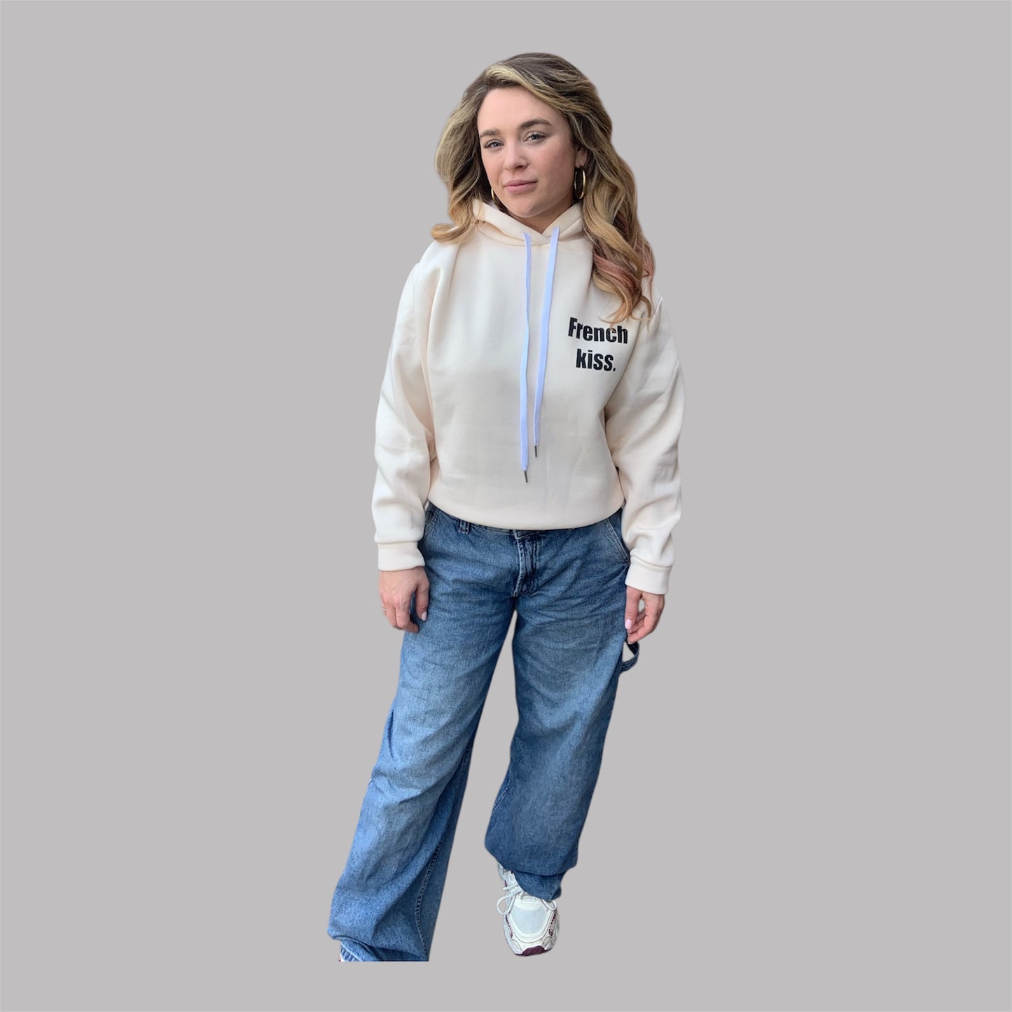 Deze crèmekleurige hoodie"French kiss"